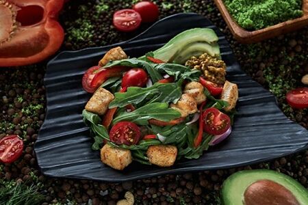 Салат с индейкой и авокадо