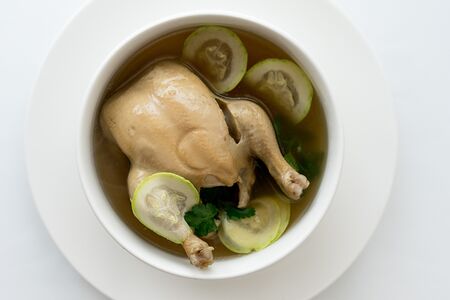 Отварной цыпленок в бульоне