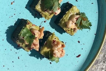 Брускетта с креветками и гуакамоле