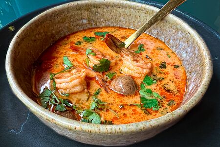 Том ям с креветками и морепродуктами