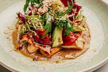 Салат с кальмарами гриль и ореховым соусом