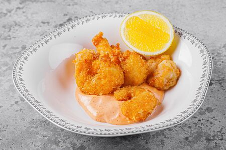 Тигровые хрустящие креветки с соусом спайси