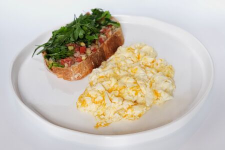 Скрембл с овощной сальсой и тостами