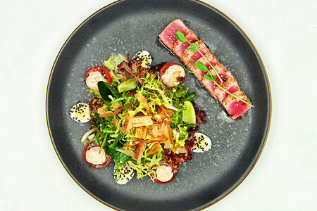 Салат с опаленным тунцом