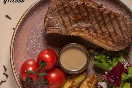 Стейк Стриплойн с имбирным соусом