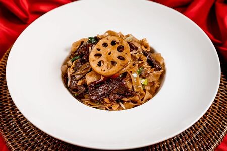 Плоская лапша с ягненком и лотосом