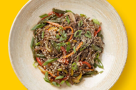 Гречневая лапша вок с овощами