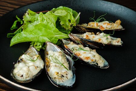 Мидии запеченные в сливочном соусе