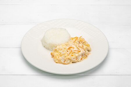 Минтай в сметанном соусе с рисом