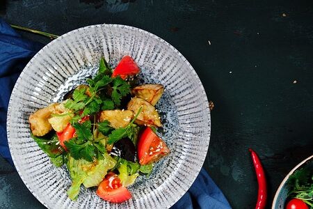 Салат с хрустящими баклажанами и бакинскими томатами