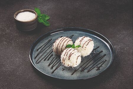 Рисовые шарики с кокосовой стружкой