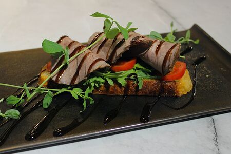 Брускетта с ростбифом