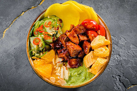 Поке с уткой и соусом манго маракуйя