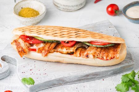 Шаурма в багете с курицей