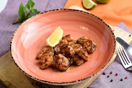 Жареные креветки в соусе чёрный перец