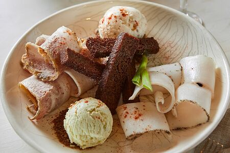 Фермерское сало с мороженым из лука и горчицы