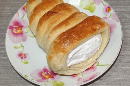 Трубочка слоеная с белковым кремом