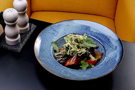 Салат с хрустящими баклажанами и свежими томатами :