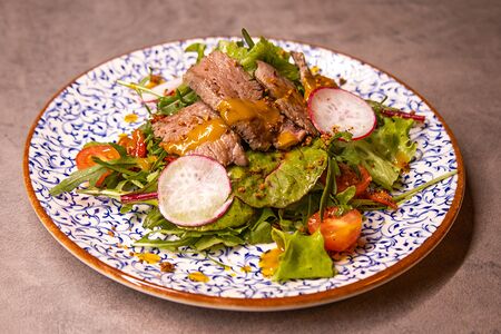 Салат с говядиной су-вид и свежими овощами