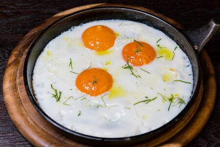 Яичница глазунья из трех яиц