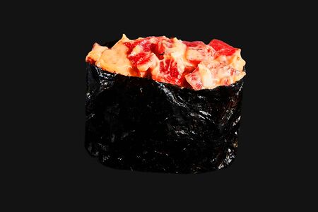 Гункан тунец спайси