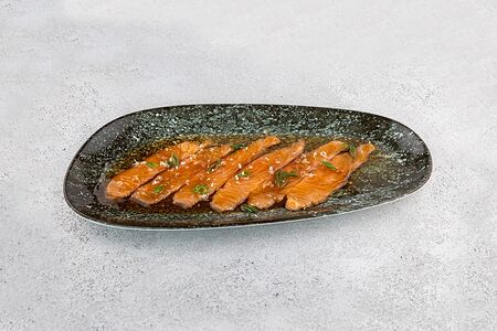 Лосось с азиатским соусом и деревенским хреном