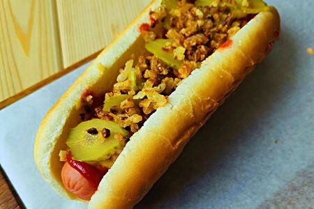 Хот-дог с цыпленком, сыром и маринованными огурчиками