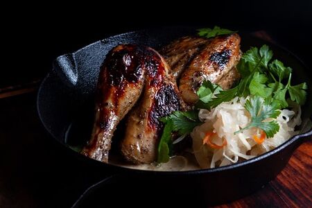 Цыплёнок из печи с квашеной капустой