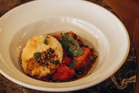 Овощной салат с жареным сыром