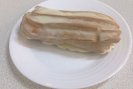 Эклер с заврным кремом