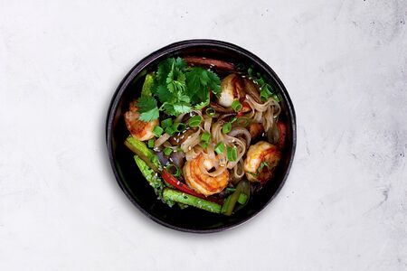 Wok лапша с креветками