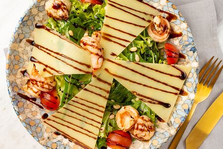 Салат с рукколой и креветками