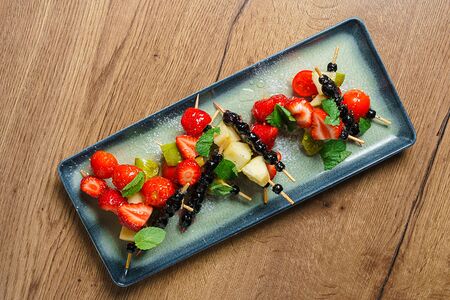 Сезонные ягоды и фрукты в хрустальной глазури