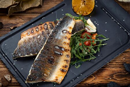 Филе дорадо с легким теплым салатом