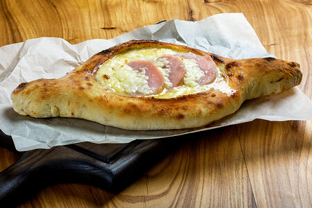 Аджарули с ветчиной, сулугуни и яйцом