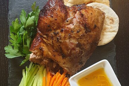 Запечённая утиная ножка с апельсиновым соусом и овощной нарезкой