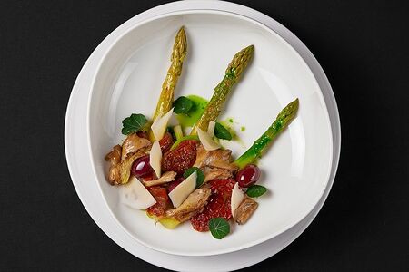 Салат из зелёной спаржи с вялеными томатами