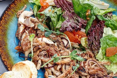 Салат с рваной свининой BBQ и жареными вешенками