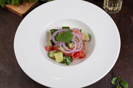 Овощной салат с кинзой и грецким орехом