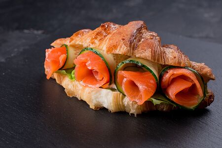 Круассан с лососем