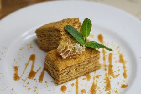 Медовик с карамельным соусом