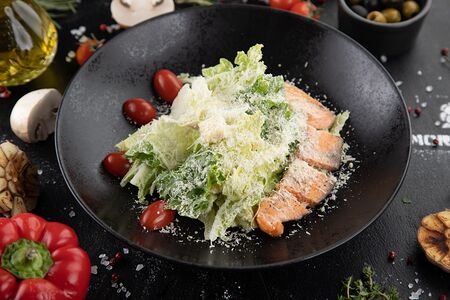 Цезарь с обжаренной семгой