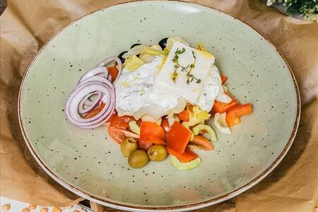 Греческий с соусом Дзадзики