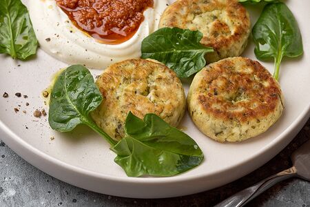 Шпинатные сырники с песто из вяленых томатов