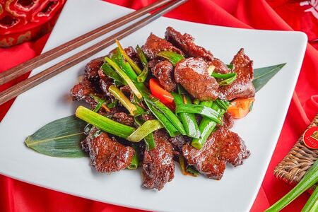 Ягненок с зеленым луком