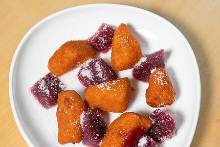 Жареный сыр с клюквенным мармеладом