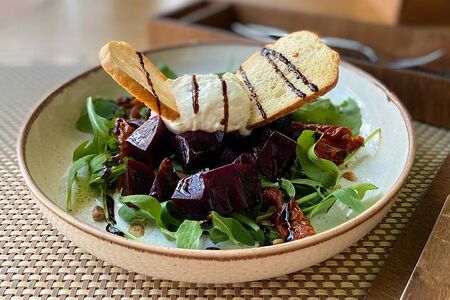 Салат с руколой, свеклой и кедровыми орешками