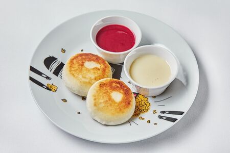 Сырники с ягодным соусом