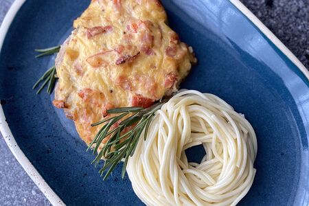 Свинина с беконом и сыром со спагетти