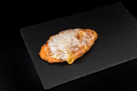 Круассан с малиной и заварным кремом